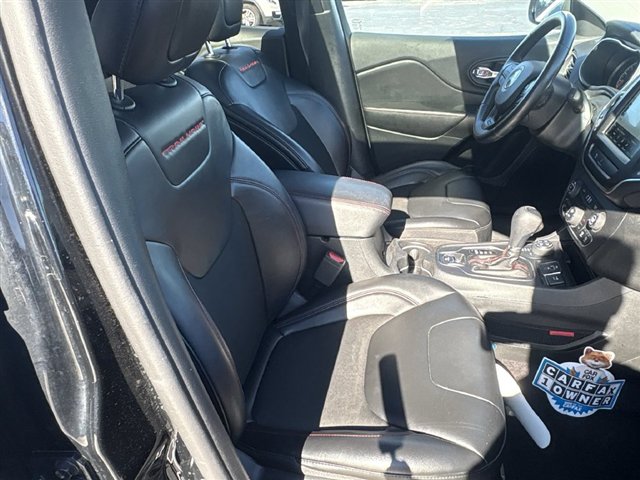 Used 2019 Jeep Cherokee Trailhawk w/ Comfort/Convenience Group AWD/4WD image 28