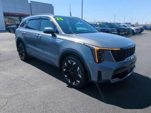 Used 2025 Kia Sorento EX w/ Panoramic Sunroof Package FWD image 2