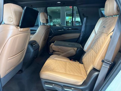 Used 2021 Cadillac Escalade Premium Luxury AWD/4WD image 10