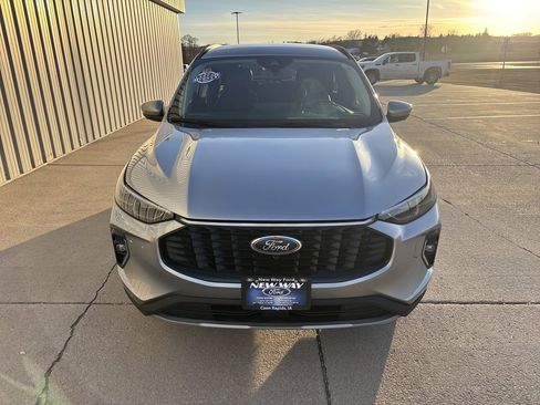 Used 2023 Ford Escape Platinum image 2