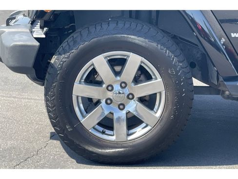 Used 2017 Jeep Wrangler Unlimited Sahara w/ Connectivity Group AWD/4WD image 38