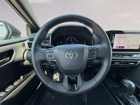 Used 2025 Toyota Camry SE image 13