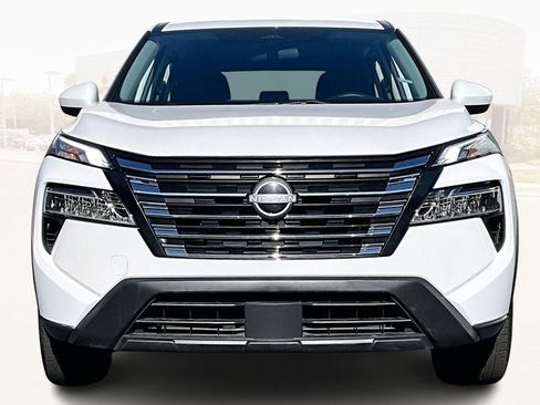 Used 2024 Nissan Rogue SV image 2