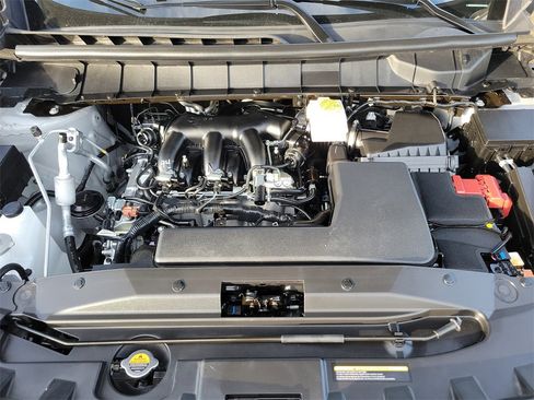 Used 2025 Nissan Pathfinder S image 26