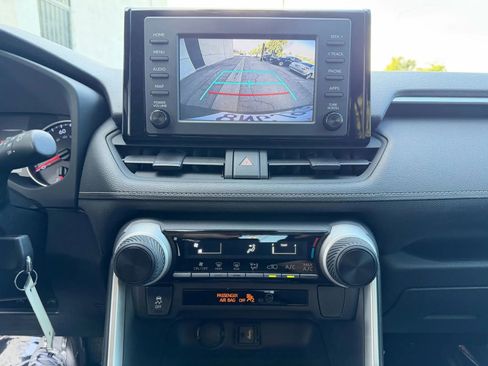 Used 2019 Toyota RAV4 LE w/ Carpet Mat Package image 18