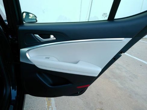 Used 2025 Genesis G70 2.5T image 25