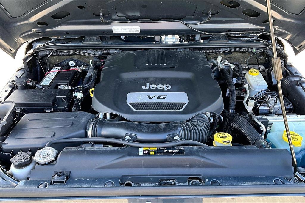 Used 2017 Jeep Wrangler Sport w/ Connectivity Group AWD/4WD image 28