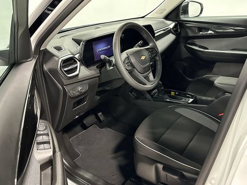 Used 2025 Chevrolet TrailBlazer LS w/ LS Convenience Package FWD image 17