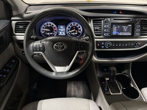 Used 2015 Toyota Highlander LE image 11