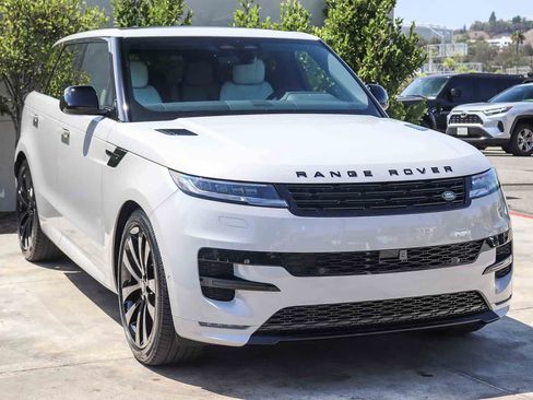Used 2026 Land Rover Range Rover Sport Dynamic SE AWD/4WD image 3