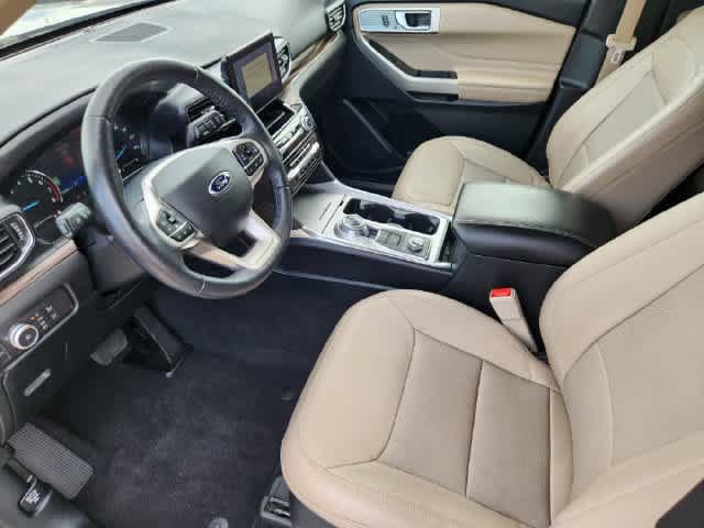Used 2021 Ford Explorer Limited w/ Equipment Group 301A AWD/4WD image 2