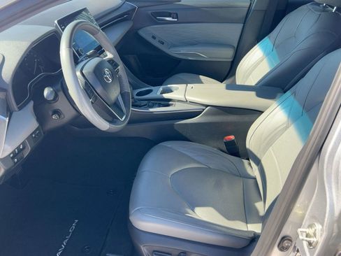 Used 2019 Toyota Avalon Limited image 5
