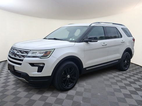 Used 2018 Ford Explorer XLT w/ Equipment Group 202A image 3
