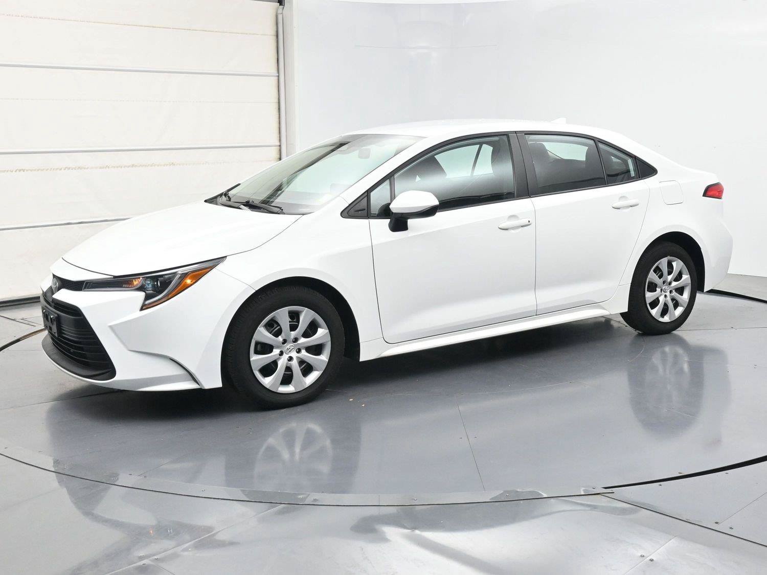Used 2025 Toyota Corolla LE FWD image 2