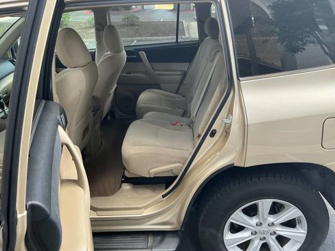 Used 2013 Toyota Highlander Plus FWD image 12