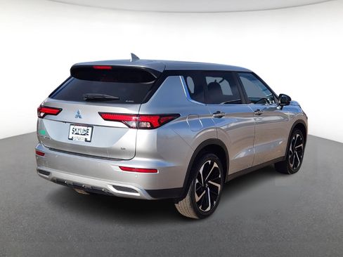 Used 2022 Mitsubishi Outlander SE image 3
