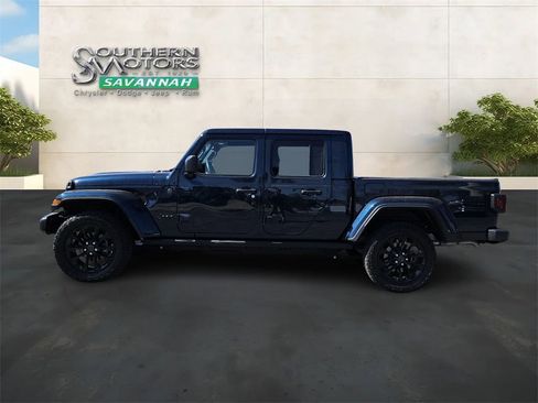 Used 2025 Jeep Gladiator Sport AWD/4WD image 2