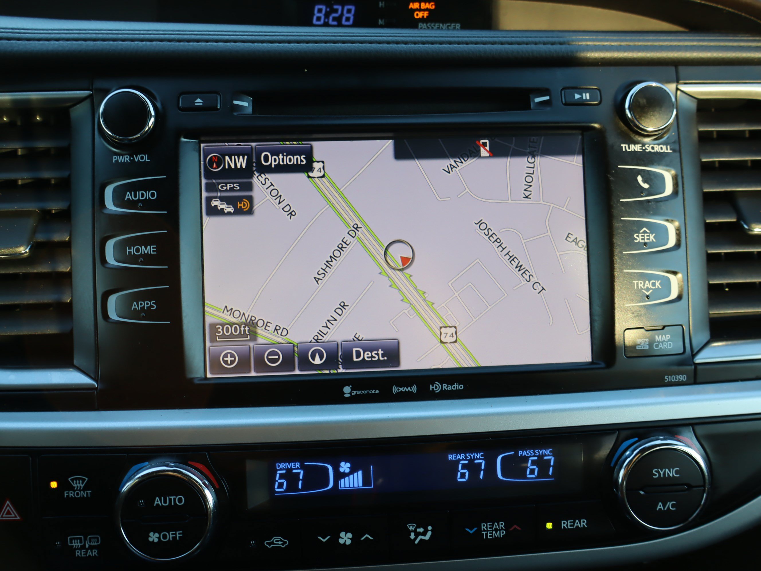 Used 2019 Toyota Highlander XLE AWD/4WD image 28