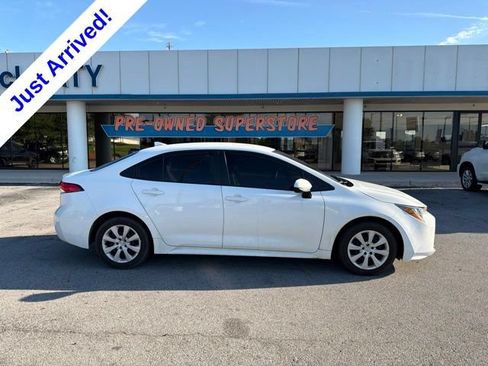 Used 2024 Toyota Corolla LE FWD image 2