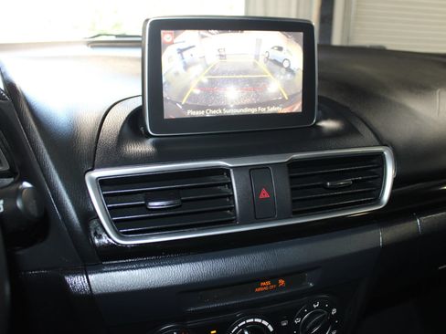 Used 2016 MAZDA MAZDA3 i Sport w/ Preferred Equipment Package FWD image 18