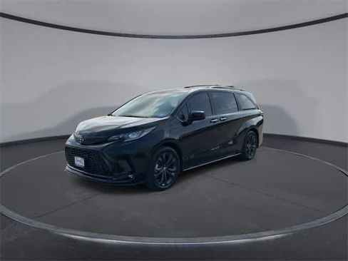 Used 2025 Toyota Sienna XSE image 4
