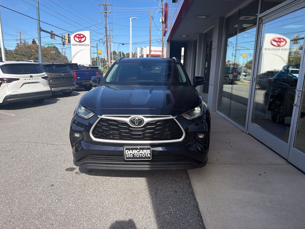 Used 2021 Toyota Highlander XLE AWD/4WD image 2