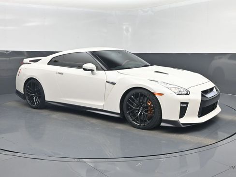 Used 2018 Nissan GT-R Premium w/ Premium Interior Package image 1
