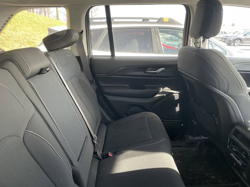 Used 2023 Jeep Grand Cherokee Laredo w/ Luxury Tech Group I image 10