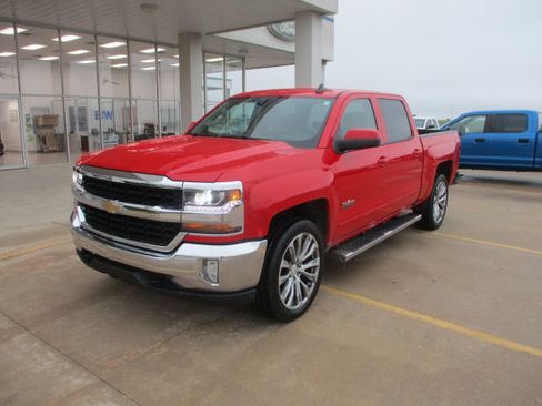 Used 2018 Chevrolet Silverado 1500 LT w/ LT Eassist Package AWD/4WD image 2