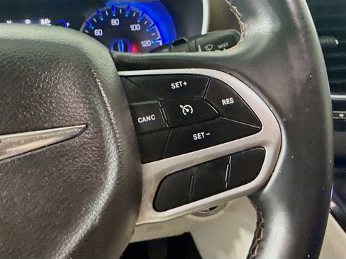 Used 2018 Chrysler Pacifica Touring-L FWD image 15