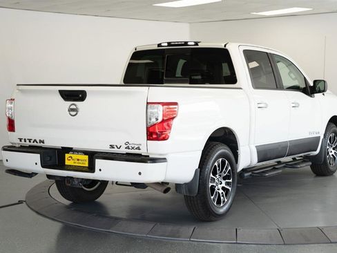 Used 2021 Nissan Titan SV w/ SV Convenience Package image 7
