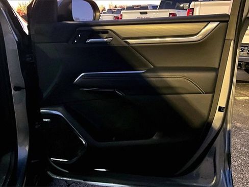 Used 2025 GMC Acadia Elevation image 29