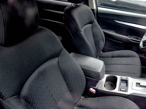 Used 2010 Subaru Outback 2.5i Premium AWD/4WD image 21