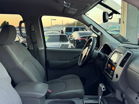 Used 2014 Nissan Frontier SV w/ SV Value Truck Package RWD image 16