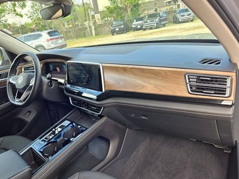 Used 2025 Volkswagen Atlas SE image 29