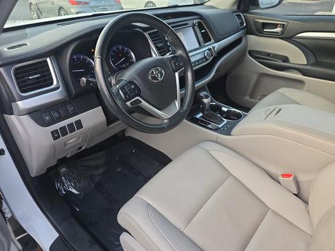 Used 2019 Toyota Highlander AWD V6 image 22