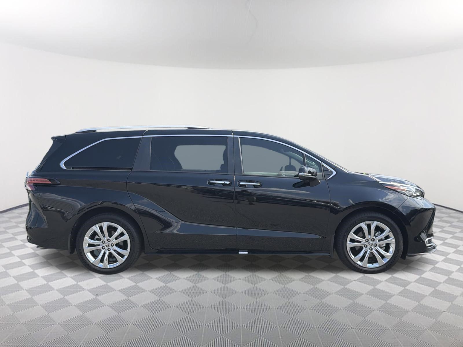 Certified 2024 Toyota Sienna Platinum FWD image 17