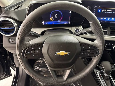 Used 2025 Chevrolet Trax LT FWD image 25