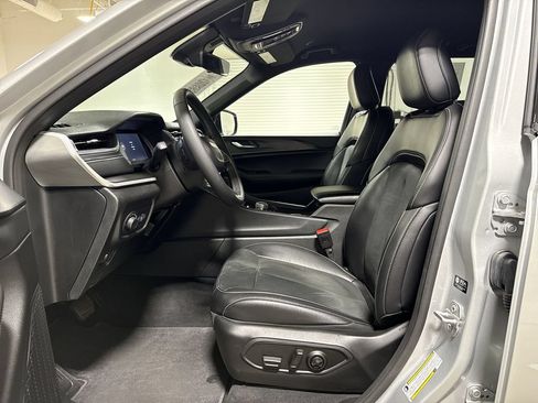 Used 2025 Jeep Grand Cherokee Altitude AWD/4WD image 19