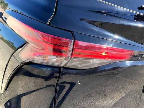 Used 2021 Toyota Sienna XLE image 28