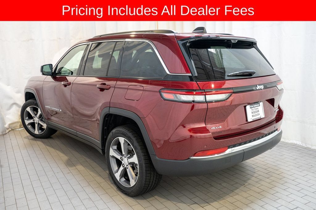 Used 2023 Jeep Grand Cherokee Limited w/ Luxury Tech Group II AWD/4WD image 3