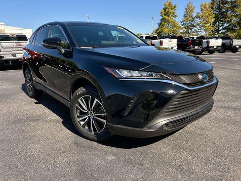 Used 2021 Toyota Venza LE image 2