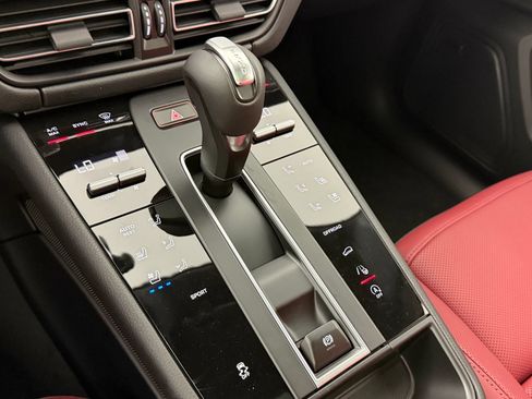 Certified 2026 Porsche Macan AWD/4WD image 18