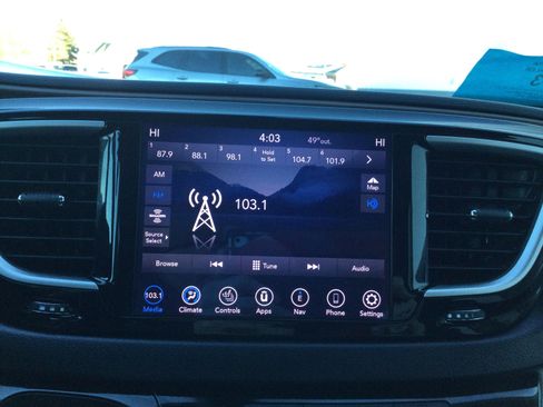 Used 2019 Chrysler Pacifica Touring-L w/ Tire & Wheel Group image 13