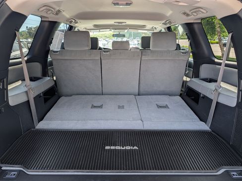 Used 2017 Toyota Sequoia SR5 AWD/4WD image 18