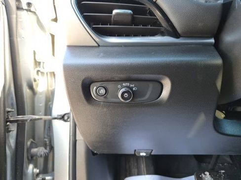 Used 2023 Chevrolet Traverse LT image 19