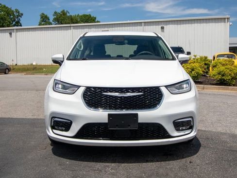 Used 2023 Chrysler Pacifica Touring-L FWD image 3