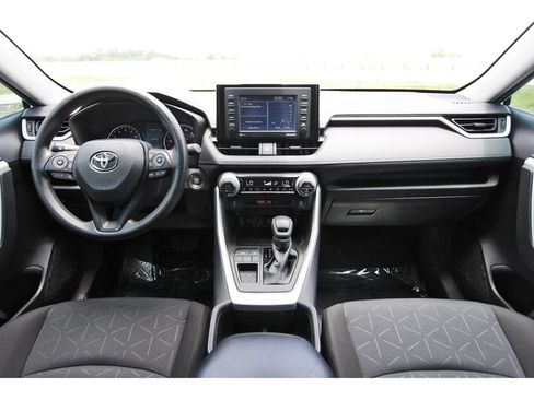 Used 2022 Toyota RAV4 XLE w/ Convenience Package FWD image 10