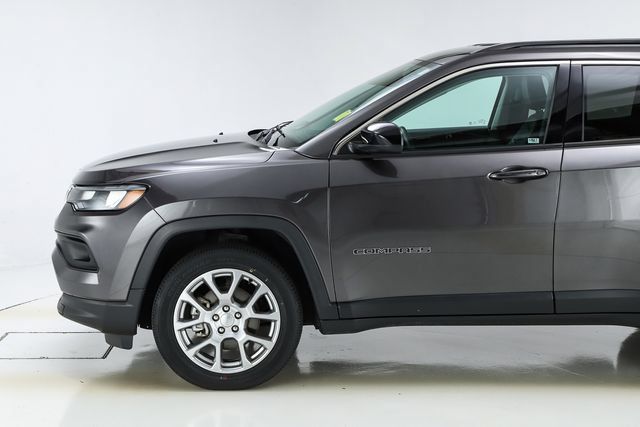 Used 2022 Jeep Compass Latitude AWD/4WD image 3