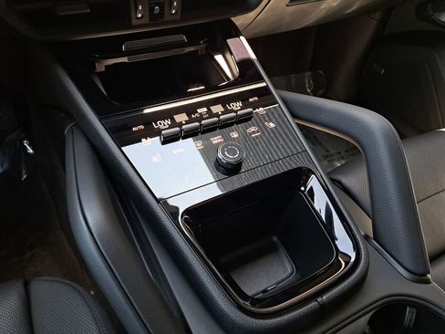 Certified 2025 Porsche Cayenne Base image 33